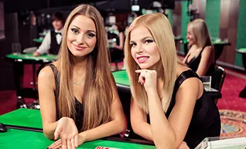 Giao diện ứng dụng poker apk với các tính năng phân tích